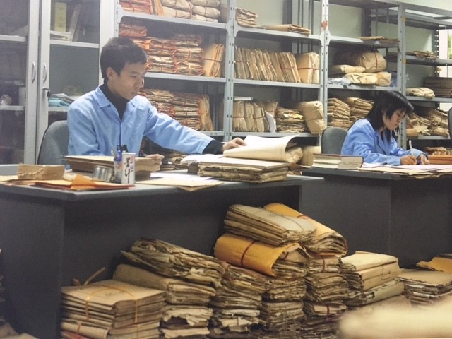 Cán bộ Trung tâm Lưu trữ quốc gia I chỉnh lý tài liệu lưu trữ.
