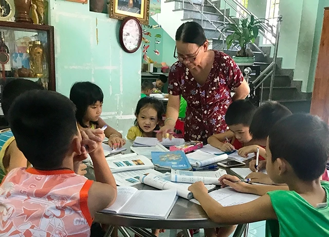 Cô giáo Lê Thị Châu với các em nhỏ trong buổi học.