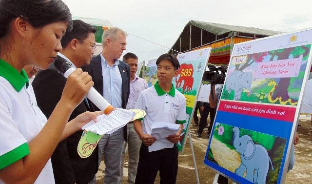 Đại sứ Ted Osius cùng lãnh đạo tỉnh Quảng Nam nghe các em học sinh xã Phước Ninh chia sẻ những hiểu biết về loài voi.