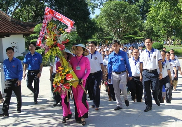 Đoàn Thanh niên NDCM Lào dâng hoa, thắp hương tưởng niệm Chủ tịch Hồ Chí Minh