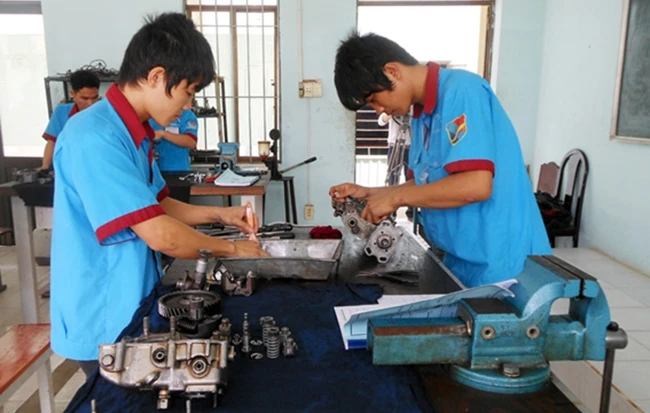 Dạy nghề cho thanh niên nông thôn tại Trường cao đẳng nghề số 8, TP Biên Hòa (Đồng Nai).Ảnh: HẠNH DUNG 