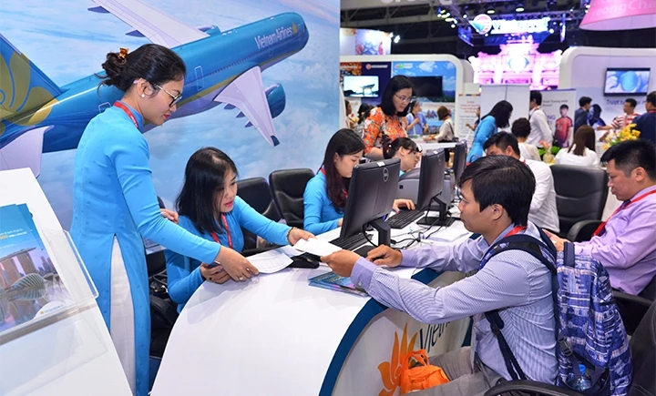 Khách tham quan gian hàng của Vietnam Airlines và Jestar Pacific tại Hội chợ ITE 2017 có cơ hội mua được vé với mức giá hấp dẫn. Ảnh: TRUNG PHONG
