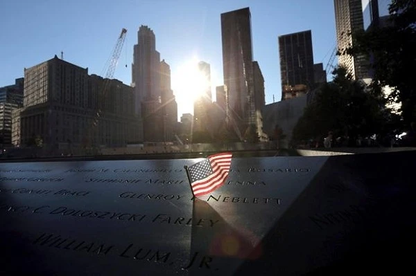 Một lá cờ Mỹ được gắn lên tên nạn nhân, tại khu tưởng niệm các nạn nhân trong vụ khủng bố ngày 11-9-2001. (Ảnh: EPA)
