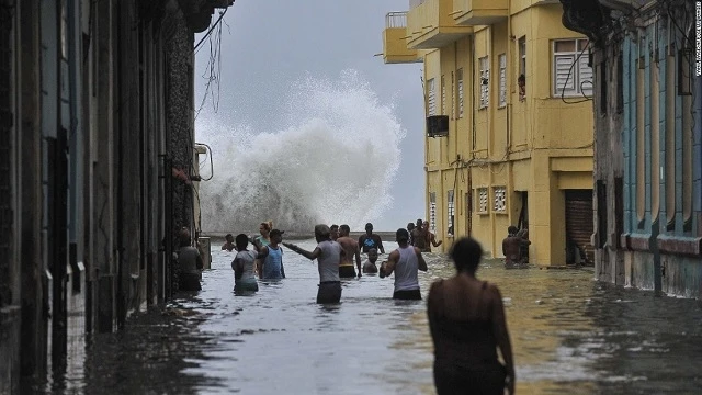 Bão Irma gây lũ lụt nghiêm trọng ở thủ đô Havana của Cuba. (Ảnh: CNN)