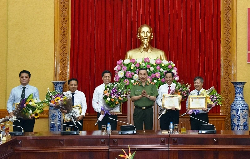 Đồng chí Thượng tướng Tô Lâm, Bộ trưởng Công an trao Kỷ niệm chương Bảo vệ an ninh Tổ quốc cho các đồng chí lãnh đạo Báo Nhân Dân. (Ảnh: DUY LINH)