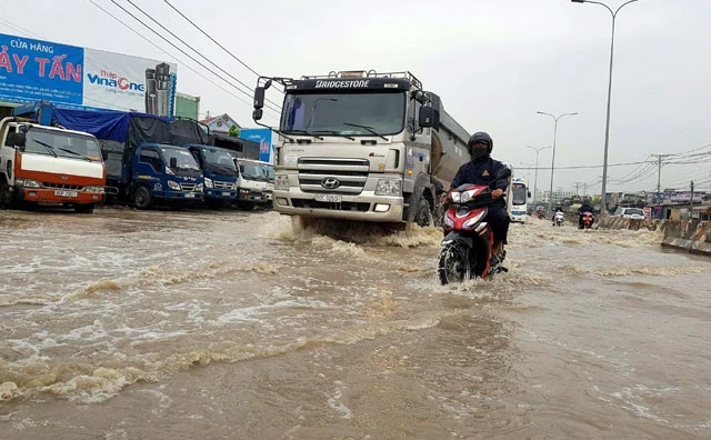 Quốc lộ 51 ngập nước sau mưa, khiến các phương tiện lưu thông gặp khó khăn.