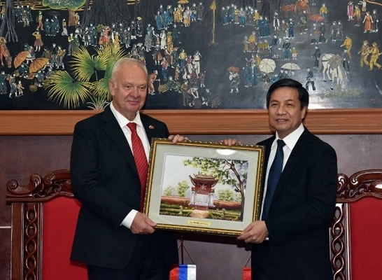 Đồng chí Lê Quốc Khánh (bên phải) tặng bức tranh thêu "Khuê Văn Các" cho Đại sứ LB Nga tại Việt Nam Konstantin Vnukov. (Ảnh: DUY LINH)