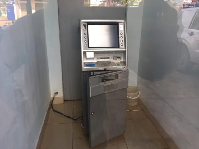 Trụ ATM Ngân hàng Eximbank tại thị xã Buôn Hồ bị cạy hư hỏng nặng.