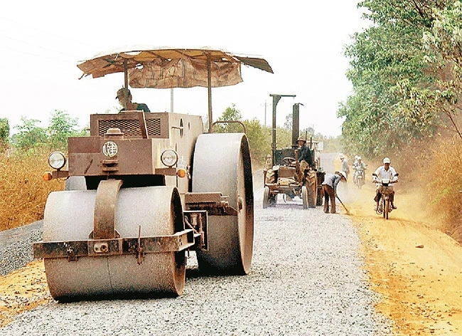 Làm đường giao thông vào xã Ia Pết, huyện Đác Đoa, tỉnh Gia Lai. Ảnh: ĐỨC THỤY