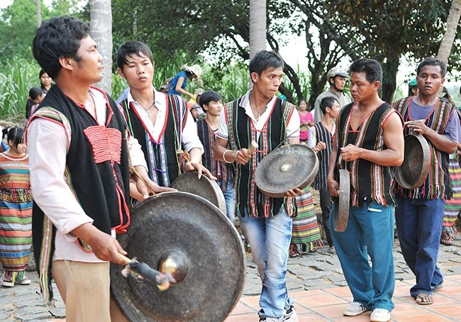 Thanh niên dân tộc Ê Đê ở Đác Lắc trong một buổi giao lưu văn hóa nghệ thuật truyền thống. Ảnh: NGUYỄN ĐĂNG