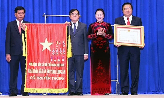 Chủ tịch Quốc hội Nguyễn Thị Kim Ngân trao Huân chương Ðộc lập hạng nhất lần thứ 2 của Chủ tịch nước tặng tỉnh Long An. Ảnh: TRỌNG ÐỨC (TTXVN)