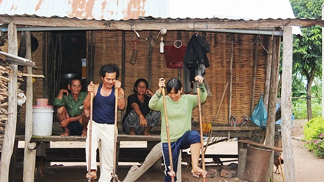 Cứ chiều muộn, Trưởng thôn Đinh Yao và chị Đinh Thị Lên lại dùng cà kheo đi gọi từng nhà tập luyện để thuần thục và nâng cao sức khỏe.