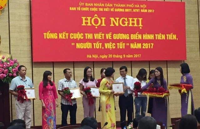 Trao giải cho các cá nhân, tập thể đạt giải cuộc thi viết về Gương điển hình tiên tiến, người tốt, việc tốt năm 2017 thành phố Hà Nội.