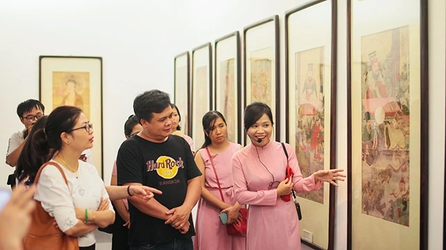 Du khách tham quan Bảo tàng Mỹ thuật Việt Nam.