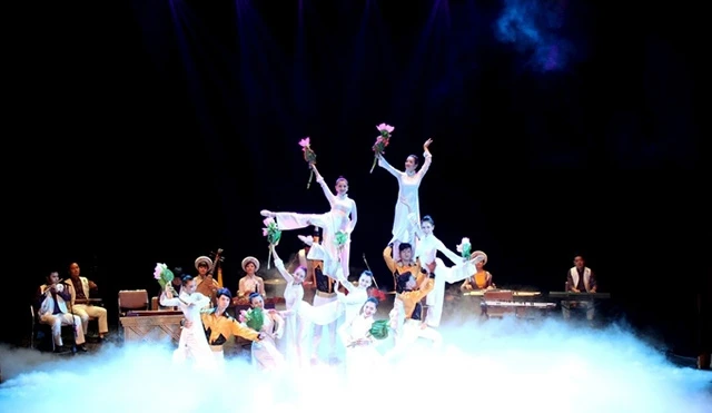 Các nghệ sĩ biểu diễn chương trình nghệ thuật "Hồn Việt" tại Nhà hát Lớn Hà Nội. Ảnh: HƯƠNG CHI