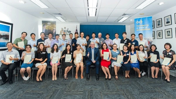 Đại sứ Craig Chittick và các cựu sinh viên Việt Nam (Ảnh: Đại sứ quán Australia tại Việt Nam).