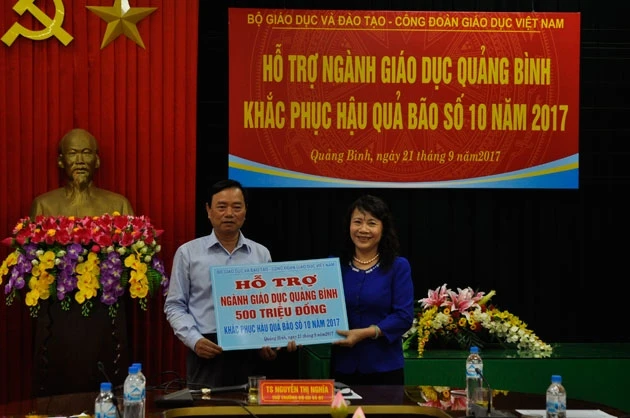 Bộ Giáo dục và Đào tạo hỗ trợ ngành giáo dục Hà Tĩnh và Quảng Bình một tỷ đồng