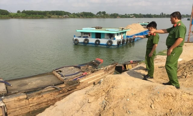 Công an tỉnh Đồng Nai bắt quả tang một vụ bơm hút cát trái phép từ sông Đồng Nai lên tiêu thụ tại một bến thủy nội địa ở huyện Vĩnh Cửu.