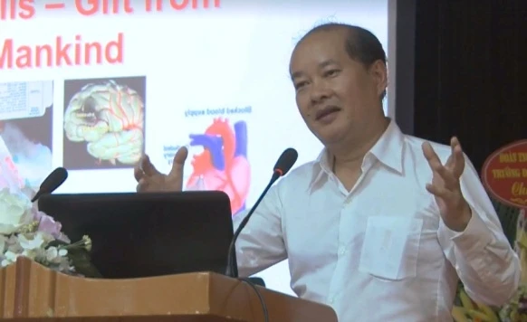 PGS Phan Toàn Thắng tại Trường đại học Thành Đô sáng ngày 30-9. (Ảnh: MINH ANH)