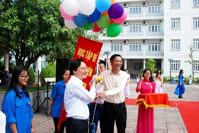 Bộ trưởng Phùng Xuân Nhạ và lãnh đạo tỉnh Quảng Ninh khai mạc Tuần lễ học tập suốt đời năm 2017.