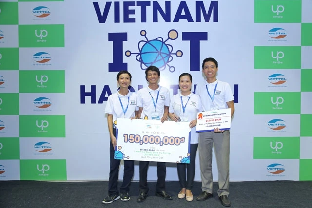 Dự án Bảng điện thông minh của Đại học Hồng Lạc đạt giải Vô địch cuộc thi “Vietnam IoT Hackathon 2017”.