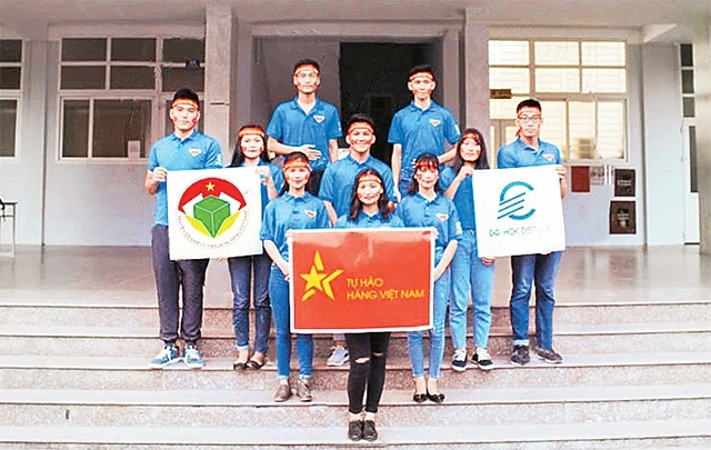 Ðội sinh viên Trường đại học Ðiện lực tham gia cuộc thi Sinh viên nhận diện hàng Việt Nam.