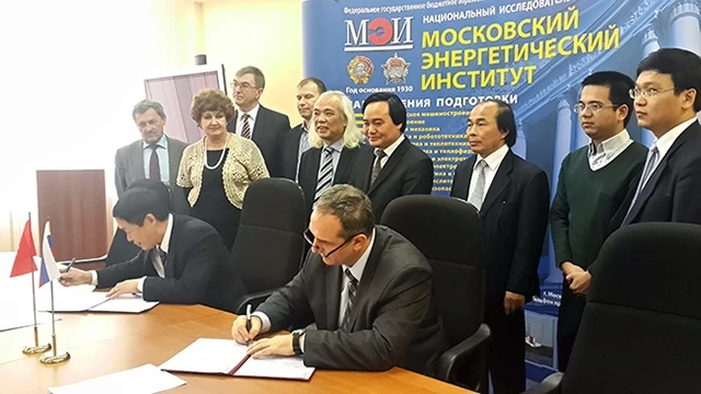 Ký thỏa thuận hợp tác giữa VNU và Ðại học Năng lượng Mát-xcơ-va, Liên bang Nga.