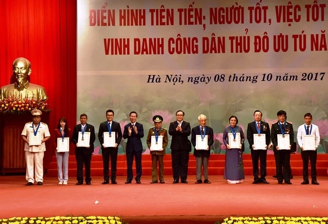 Đồng chí Võ Văn Thưởng và đồng chí Hoàng Trung Hải trao danh hiệu "Công dân Thủ đô ưu tú" năm 2017 cho mười cá nhân. 