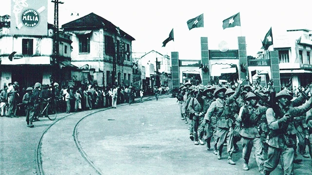 Quân ta từ Ô Cầu Giấy tiến vào Cổng thành Cửa Nam ngày 10-10-1954. Ảnh tư liệu