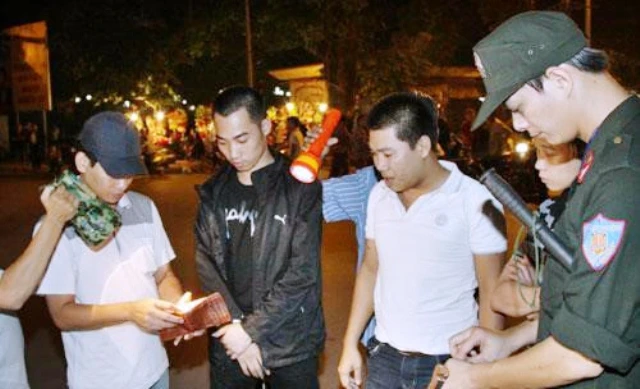 Công an TP Hà Nội triển khai lực lượng trấn áp tội phạm vào ban đêm.