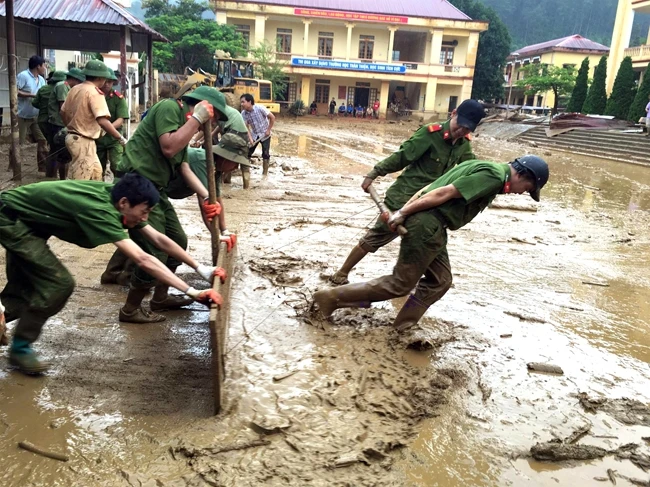 Đoàn viên thanh niên Công an tỉnh Yên Bái giúp các trường học tại huyện Mù Cang Chải khắc phục thiệt hại do lũ ống gây ra hồi đầu tháng 8-2017. Ảnh: NHẬT TRƯỜNG