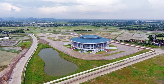 Nhà thi đấu thể thao tỉnh Hà Nam được đầu tư xây dựng hơn 1.000 tỷ đồng nằm trơ trọi giữa cánh đồng với rất ít hoạt động trong ba năm qua. Ảnh: LÊ HIẾU