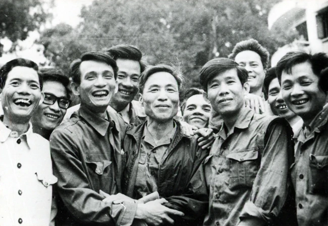 Đồng chí Đỗ Phượng (thứ ba bên trái) tiễn đoàn phóng viên Việt Nam Thông tấn xã vào chiến trường B, tháng 3-1975.