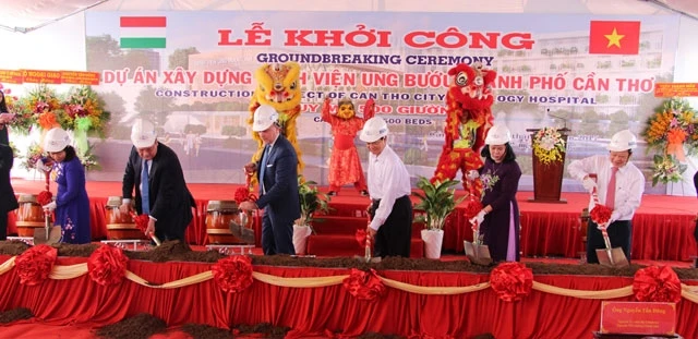 Nguyên Thủ tướng Chính phủ Nguyễn Tấn Dũng và lãnh đạo các bộ, ngành, TP Cần Thơ phát lệnh khởi công xây dựng Bệnh viện Ung Bướu Cần Thơ.