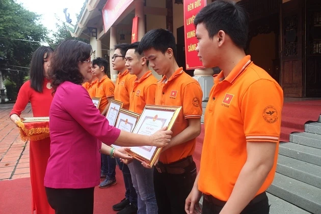Lãnh đạo UBND tỉnh tặng bằng khen cho các tập thể và cá nhân Đội robocon trường Đại học Lạc Hồng.