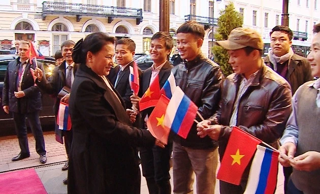 Chủ tịch Quốc hội Nguyễn Thị Kim Ngân và đại diện bà con Việt kiều tại Saint Peterburg (Ảnh: CTV).