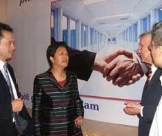 Bà Tôn Nữ Thị Ninh trao đổi kinh nghiệm cùng các ông: Trần Sĩ Chương, W.Carnahan, Lương Văn Lý tại hội thảo sáng 10-4.