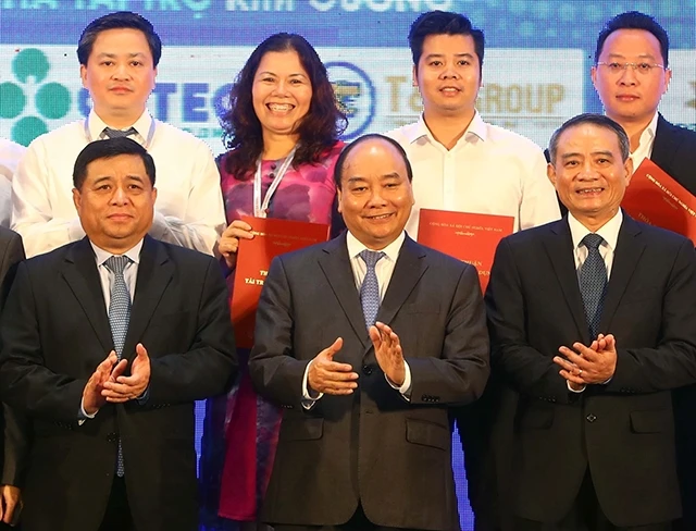 Thủ tướng Nguyễn Xuân Phúc với các đại biểu, doanh nghiệp dự Diễn đàn. Ảnh: THỐNG NHẤT (TTXVN)