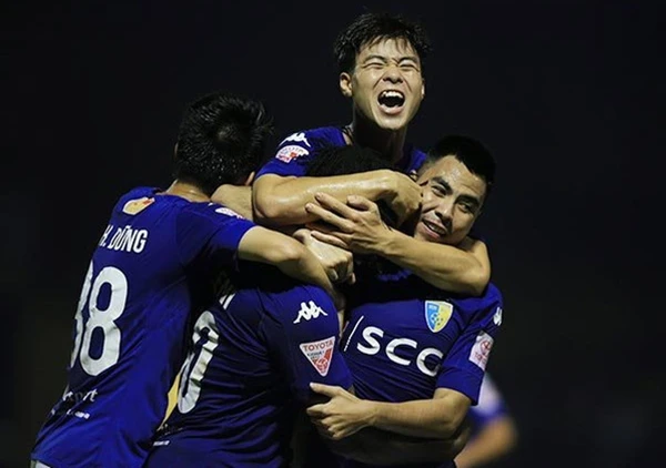 Các cầu thủ Hà Nội một lần nữa có được niềm vui trong những phút cuối trận khi đối đầu với FLC Thanh Hóa.