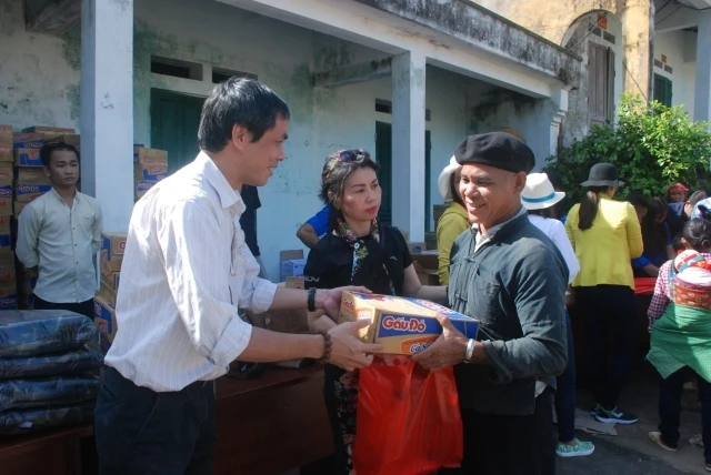 Đại diện Báo Nhân Dân trao quà cho người nghèo xã Minh Tân, Vị Xuyên.