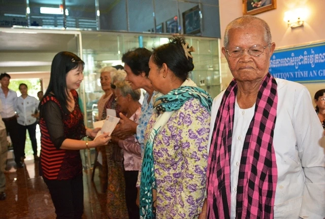 Trưởng đoàn thiện nguyện trao quà cho hộ nghèo tại tỉnh Kampong Speu.