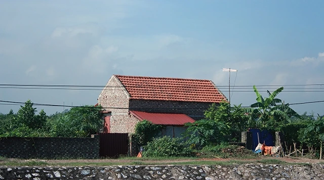 Nhà xây trái phép trên đất nông nghiệp ở xã Phú Thịnh, huyện Kim Ðộng.
