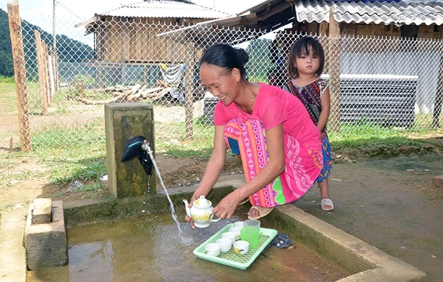 Từ khi chuyển đến khu tái định cư Lẻo Luông (Nhạn Môn, Pác Nặm), các hộ đồng bào dân tộc Mông được sử dụng nước hợp vệ sinh.