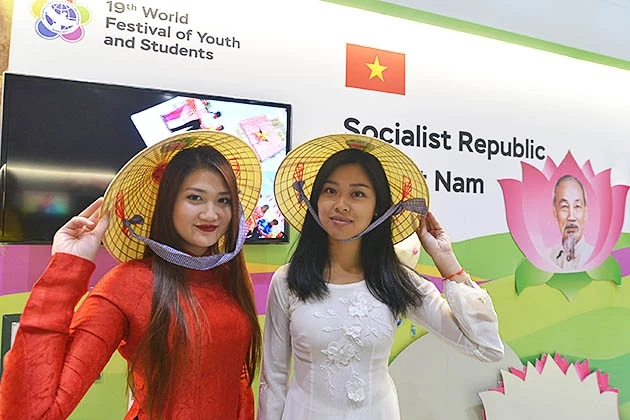 Các nữ đại biểu Việt Nam duyên dáng với tà áo dài truyền thống.