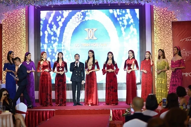 Bộ sưu tập áo dài dát vàng được trình diễn trên sân khấu “Hội ngộ doanh nhân”.