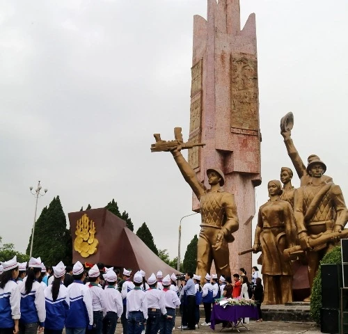 Tượng đài chiến thắng Sông Lô.