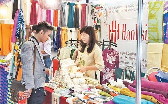 Khách hàng tham quan, tìm hiểu sản phẩm thủ công mỹ nghệ tại Hội chợ Hà Nội Giftshow.