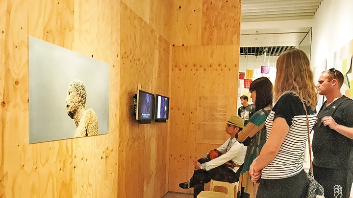 Công chúng đang theo dõi Dự án Mỏ than Mạo Khê của nghệ sĩ Trần Lương tại Sunshower. Ảnh | An Trung