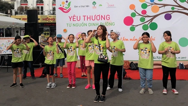 Học sinh trường Tiểu học Ngọc Lâm, Hà Nội, nhảy Bống bống bang bang tại Ngày hội.