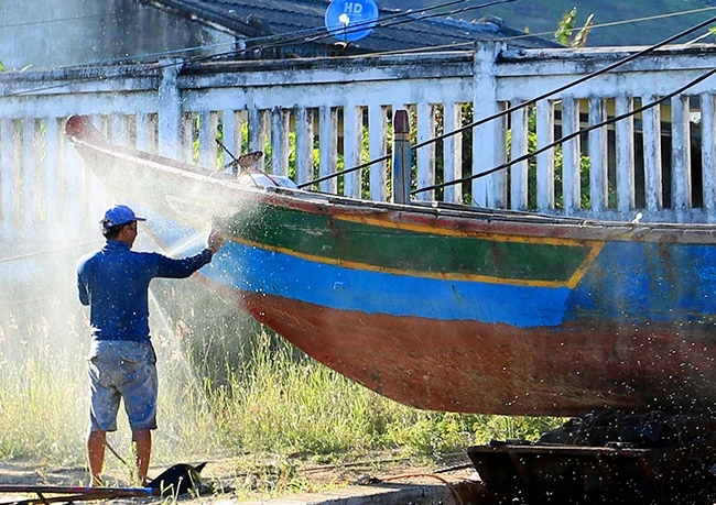 Người dân Lý Sơn vẫn giữ niềm tự hào về nghề đánh bắt thủy sản lâu đời và luôn chăm chút cho những con tàu ra khơi. Ảnh: NGỌC HÀ